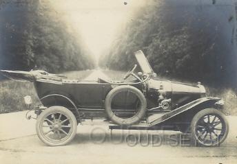 Benz Torpedo 84.jpg - Firma Broederlet verkocht vanuit de 1e Dorpsstraat diverse oude auto's waaronder deze: Fiat Torpedo 20pk. Eigenaar auto: J. Blooker (Huize Zandbergen) Opname tussen 1910-30